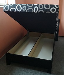 Čalouněná postel NIKOL 140 cm vč. roštu, matrace a ÚP 